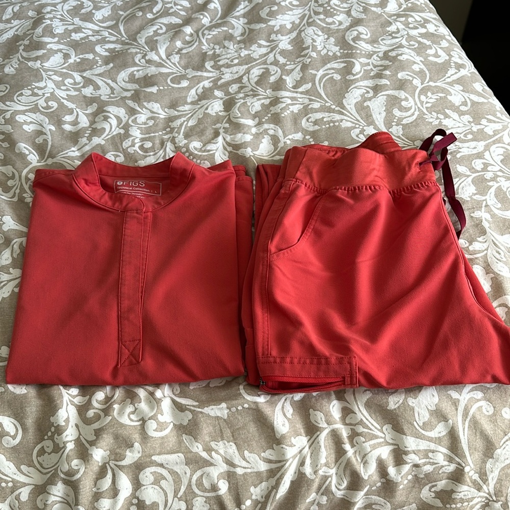 FIGS Scrubs Set